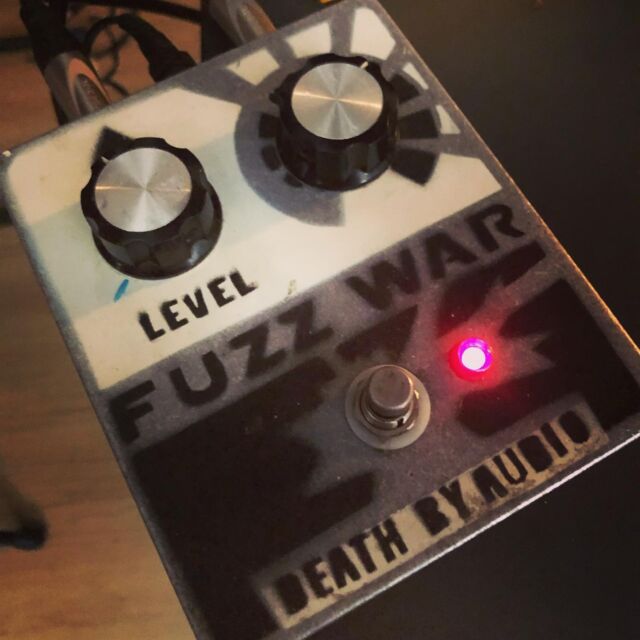 Time for a nasty guitar sound with @lamorimusic 👀#lamori #deathbyaudio #fuzzwar #guitarreamp #thegrideurope